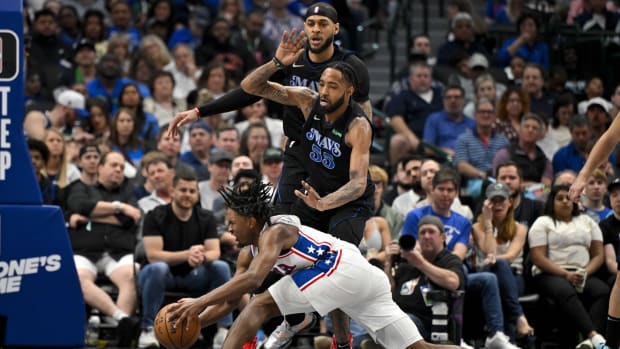 Tyrese Maxey went down with a setback on Sunday against the Mavericks.